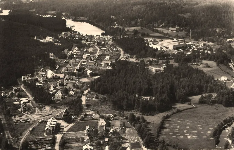 Äldre flygbild över Hällefors och Silverdalen